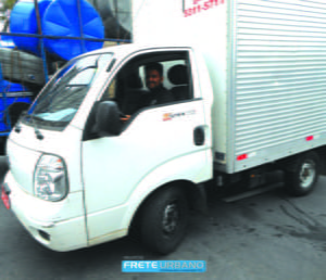 Roney Pinto de Almeida trabalha como transportador há cerca de oito anos