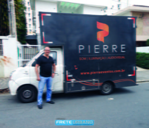 Pierre Eventos, de Santos/SP, transporta ferramentas para diversão