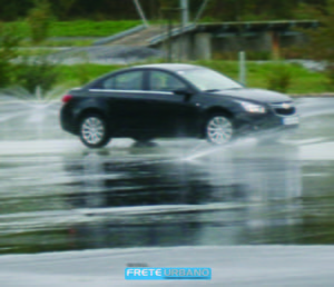 Dirigindo na chuva com segurança