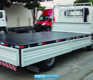 Carroceria de aço galvanizado as laterais rebatem e são removíveis