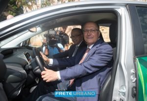 Toyota apresenta primeiro protótipo de veículo híbrido flex