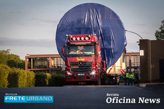 Caminhões Mercedes-Benz Actros transportam carga gigante