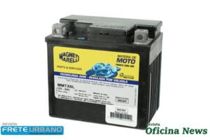 Marelli Cofap coloca na reposição novos códigos de baterias de motos Ampliando deu catálogo de produtos, a Marelli Cofap coloca na reposição novos códigos de baterias de motos. A divisão de aftermarket da marca apresenta três novos códigos, que atendem modelos das marcas Dafra, Honda e Yamaha. Segundo a empresa, as baterias já possuem ácido em seu interior e estão prontas para uso, o que torna a troca mais rápida e eficiente tanto para o mecânico quanto para o motociclista. Além disso, possuem o certificado Inmetro com 6 meses de garantia e são comercializadas sem a necessidade do retorno de carcaça. Os novos códigos e suas principais aplicações são: MMTX5L (Honda CG 125 FAN, FAN KS, 125i FAN, de 2005 a 2020; Honda CG 160 Titan, de 2016 a 2020; Honda Pop 100, de 2007 a 2015; e Yamaha TTR 230, de 2006 a 2020), MMTX6L (Honda Biz 110i, de 2016 a 2020; Honda Biz 125 Flex, de 2016 a 2020; Honda CRF 150 F, de 2012 a 2020 e Yamaha TTR 125, de 2013 a 2020), MMTX7L (Dafra Citycom S 300i, de 2017 a 2021; Honda CB 300 R, de 2009 a 2021; Yamaha YS 250 Fazer, de 2006 a 2021; e Yamaha YZF-R3 ABS, de 2016 a 2021). Entre no nosso podcast Acesse os vídeos no You Tube Leia a Revista Frete Urbano Fornecer energia para a partida do motor é a principal função das baterias. Se a motocicleta apresentar problemas constantes durante a partida do motor, é recomendado procurar uma oficina para uma verificação e diagnóstico. Alarmes ou até mesmo curtos-circuitos podem consumir a carga da bateria, comprometendo sua vida útil. Portanto, é preciso ficar atento. Também vale a pena verificar se outros componentes elétricos, como estator ou retificador de corrente, estão desempenhando o seu papel adequadamente e enviando a carga correta para a bateria. Caso seja necessário substituir a bateria, é preciso respeitar as especificações do manual do proprietário. Cada motocicleta trabalha com amperagem e voltagem determinadas pela montadora e, por isso, as características da bateria devem ser mantidas para garantir partidas adequadas e a preservação da vida útil de outros componentes. Além das baterias para motocicletas, o portfólio de baterias Magneti Marelli conta com baterias automotivas, reconhecidas mundialmente pelo desempenho e confiabilidade, com forte reputação em todos os mercados onde está presente. São cinco os tipos de baterias automotivas (Premium, Top, Estrada, Standard e EFB), certificadas pelo Inmetro e comercializadas na modalidade “com Eco”, com retorno de carcaça. Elas são fabricadas com tecnologia de grades estampadas, que garante alto desempenho nas partidas, maior resistência mecânica, resistência superior à corrosão e, como consequência, maior durabilidade, quando comparada à tecnologia de grades convencionais. A qualidade da grade de uma bateria automotiva é um dos fatores que mais influenciam na durabilidade do produto. Adicionalmente às baterias automotivas e para motos, a marca também dispõe de baterias estacionárias, certificadas pela Anatel e comercializadas na modalidade “sem Eco”, ou seja, sem retorno de carcaça. Importante frisar que a Marelli Cofap Aftermarket - responsável pelos produtos destinados aos segmentos leve, pesado a de duas rodas com as marcas Cofap e Magneti Marelli - oferece ao mercado mais de 70 famílias de autopeças e motopeças. A marca Magneti Marelli possui mais de 30 famílias de produtos e cerca de 4.000 códigos, que cobrem os sistemas de ignição, elétrico, eletrônico, iluminação, térmico/ar-condicionado, mecânico, alimentação diesel, segurança, além de produtos de consumo / químicos. Os produtos podem ser encontrados em todo território nacional graças à maior rede de distribuição do Brasil, composta pelos maiores e melhores distribuidores regionais e nacionais. Além disso, a empresa é pioneira no conceito de marketing de serviços no pós-venda e possui uma equipe promocional própria, com técnicos e promotores experientes e altamente capacitados para atender todos os elos da cadeia de distribuição do setor de reposição: Distribuidor, Revendedor, Aplicador e Consumidor Final. As novas baterias para motocicletas, bem como os demais produtos Magneti Marelli e Cofap, podem ser encontrados no catálogo eletrônico disponível para celulares IOS e Android e no site www.mmcofap.com.br. Informações adicionais também podem ser obtidas através dos telefones 0800 0194054 (Linha Cofap) e 0800 0191638 (Linha Magneti Marelli).