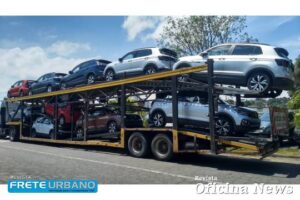 Volkswagen empresta veículos ao SENAI para aprimorar qualificação  Em regime de Comodato, Volkswagen empresta veículos ao SENAI para aprimorar qualificação técnica e profissional. Ao longo do 1º semestre de 2022 40 carros serão emprestados para as escolas do Serviço Nacional de Aprendizagem Industrial (SENAI) de todo o Brasil, pelo período de 2 anos. As primeiras 22 unidades, incluindo o Golf GTE Híbrido Plug-in, já começam a ser entregues.  Segundo a marca, o objetivo do Programa de Comodato é contribuir para a excelência dos cursos de qualificação profissional oferecidos aos alunos da instituição, que terão contato com o que existe de mais inovador em tecnologia e segurança na indústria automotiva. Os veículos serão utilizados em aulas práticas de cursos como mecânica e eletricidade automotiva, por exemplo. Entre no nosso podcast  Acesse os vídeos no You Tube Leia a Revista Frete Urbano  O primeiro lote inclui modelos do Up!, Polo, Virtus, Nivus e T-Cross, além de unidades do Golf GTE híbrido plug-in que possibilitará aos estudantes conhecer mais sobre sistemas de eletrificação.  Os carros estão sendo encaminhados para escolas nos estados de Minas Gerais, Pernambuco, Rio Grande do Norte, Rio Grande do Sul, Santa Catarina e São Paulo, além do Distrito Federal. A ação é coordenada pelas áreas de Sustentabilidade (Responsabilidade Social) e Academia de Vendas e Pós-Vendas da Volkswagen do Brasil. “Há décadas, a parceria entre a VW e o SENAI vem contribuindo para a formação profissional de milhares de brasileiros. Com esses novos empréstimos, esperamos ampliar ainda mais a qualidade dos cursos oferecidos, atualizando os modelos de veículos disponíveis e levando aos alunos do SENAI e futuros mecânicos todo o conhecimento de ponta embarcado nos carros da Volkswagen”, afirma Ricardo Bianchi, Gerente de Desenvolvimento da Rede de Concessionários, responsável pela Academia Volkswagen. As escolas beneficiadas são definidas em conjunto pela Academia VW e o SENAI, atualmente responsável por sediar os Centros de Treinamento da Volkswagen em diversos estados. Além dos carros, a montadora apoia a formação dos educadores, disponibilizando técnicos para capacitar os professores do SENAI nas tecnologias dos veículos Volkswagen - as primeiras turmas devem formar mais de 30 educadores.  Os carros que fazem parte do Programa de Comodato foram previamente usados em testes internos, não podem ser comercializados e tinham como destino a sucata. Assim, essa iniciativa amplia seu ciclo de vida, dando nova finalidade aos modelos.