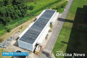 Fábrica da Mercedes-Benz de cabines reforça ações ambientais  Localizada em Juiz de Fora (MG), a fábrica da Mercedes-Benz de cabines reforça ações ambientais. Essa iniciativa em prol da sustentabilidade segue os princípios ESG globais Daimler Truck e passa a ser implantada nas fábricas brasileiras.  No local são produzidas as cabinas de todos os modelos de caminhões da marca - Accelo, Atego, Axor, Novo Actros e Arocs – é a primeira planta da Empresa no País a concentrar um conjunto de ações de sustentabilidade ambiental numa única área. Este “Prédio Verde”, que abriga a decapagem de meios de produção empregados no processo de pintura de cabinas, utiliza energia solar, captação de água da chuva, tratamento e reuso de água, além de coprocessamento de resíduos. Entre no nosso podcast  Acesse os vídeos no You Tube Leia a Revista Frete Urbano   “Essa nova unidade de decapagem, que fica ao lado do prédio de pintura, já nos traz ganhos impactantes de proteção ao meio ambiente e de economia de custos com energia elétrica e inúmeros ganhos ambientais”, afirma Herick Borges, gerente sênior de Produção de Cabinas da Mercedes-Benz do Brasil em Juiz de Fora. “Com as medidas adotadas, o Prédio Verde reduz significativamente o consumo de energia elétrica e de água, além de evitar a emissão de CO2 na atmosfera”. Esse prédio ecológico, que se tornou destaque nas ações de meio ambiente entre todas as fábricas do Grupo Daimler Truck, realiza a decapagem química, ou seja, a limpeza de dispositivos de produção, como travessas, skids e suportes, que são utilizados na movimentação de cabinas na linha de pintura e que ficam cobertos por camadas de tinta, precisando ser limpos periodicamente. São 500 metros quadrados de área construída, dividida em processo de decapagem, armazenamento de dispositivos, oficina de gabaritagem, vestiário e sala de apoio. O processo de decapagem química da fábrica de Juiz de Fora conta com um tanque de 8.000 litros de decapante de tinta aquecido a 80°C e também com uma área para jateamento de peças que utiliza água de reuso, captada da chuva depois do tratamento de efluentes. Com capacidade de armazenamento de 15.000 litros de água de chuva, a estação de reaproveitamento trata 4.000 litros de efluentes por dia, permitindo que 100% dessa água retorne ao processo. Outro importante destaque do Prédio Verde é a captação de energia solar. A área dispõe de placas de energia fotovoltaica capazes de produzir uma potência de 10.000 kwh/mês, que são suficientes para manter todo o prédio em funcionamento e ainda fornecer parte da energia excedente para outras áreas da fábrica. Instaladas no telhado, cobrindo uma área de 473 m², as células fotovoltaicas geram uma economia de R$ 8 mil por mês em energia elétrica. Na lavagem dos dispositivos de pintura é usado um solvente químico homologado de acordo com a legislação ambiental que é utilizado para remover a tinta, de forma em que o único resíduo gerado no processo seja a própria tinta processada. Esse resíduo é vendido para outras empresas, e serve como fonte de geração de energia por meio da sua queima, e até as cinzas desse processo são adicionadas ao cimento, agregando valor ao resíduo e sem geração de impacto ao meio ambiente. Trata-se do coprocessamento, tecnologia que utiliza resíduos industriais e urbanos como combustíveis alternativos na fabricação de vários produtos, como o cimento. Prédio Verde é modelo de sustentabilidade “Além de atender ao processo de decapagem dos meios de produção da pintura, o projeto Prédio Verde tem como propósito ser um modelo de sustentabilidade”, ressalta Herick Borges. “As práticas adotadas garantem a autossuficiência de recursos naturais do processo, não causando, portanto, impactos ao meio ambiente. Como exemplo, 64,5 toneladas de CO2 deixam de ser lançadas na atmosfera por ano. Isso equivale ao plantio de mais de 400 árvores”. Segundo o executivo, o Prédio Verde é um projeto desenvolvido e aplicado por colaboradores da própria fábrica. “O êxito dessa iniciativa abre novas possibilidades sustentáveis, como a adoção de 100% da iluminação em LED no Prédio Verde e a destinação de água de captação de chuva no processo de lavagem de carros da frota e nos banheiros”, conclui Herick. Iniciativa segue os princípios ESG da Mercedes-Benz do Brasil “O conceito de Prédio Verde segue a nossa estratégia ESG no País, que se apoia nos pilares Meio Ambiente, Social e Governança e está alinhada aos mesmos princípios adotados em todo o mundo pela Daimler Truck”, destaca Achim Puchert, presidente da Mercedes-Benz do Brasil & CEO América Latina. “Esse compromisso vai além de nosso corebusiness de produzir caminhões e ônibus e desenvolver serviços. A Mercedes-Benz segue firme no propósito de mover o mundo, reforçando o compromisso de contribuir com o desenvolvimento da sociedade em que está inserida, garantindo qualidade de vida, recursos naturais e segurança para um futuro mais sustentável. Isso vai muito além do nosso olhar para a produção, o desenvolvimento de tecnologias inovadoras e compatibilidade ambiental, o que já fazemos e entregamos com excelência aos nossos clientes. Essa transparência compartilha tantos os nossos avanços e aspirações quanto o nosso olhar mais atento a todos os componentes de um futuro responsável e sustentável para todos”, completa Achim Puchert. Caminhos para o Novo Mundo Em outra importante etapa das ações ambientais em suas unidades no País, a Mercedes-Benz do Brasil atingiu, recentemente, o nível “Aterro Zero” em sua fábrica de São Bernardo do Campo, no ABC Paulista. Adotando a solução do coprocessamento, a Empresa deixa de enviar 800 toneladas de resíduos por ano para aterro sanitário, contribuindo assim para a proteção do meio ambiente e para o desenvolvimento social. O Prédio Verde da fábrica de Juiz de Fora e o Aterro Zero da planta de São Bernardo do Campo seguem os conceitos da iniciativa “Caminhos para o Novo Mundo”, que visa divulgar ações da Empresa e engajar colaboradores e parceiros rumo a um futuro sustentável para todos que movem o mundo. No site institucional da Mercedes-Benz no Brasil foi criada uma página que reúne ações em andamento, reforçando os pilares da sustentabilidade praticados globalmente pela Daimler Truck, alinhados com os Objetivos de Desenvolvimento Sustentável (ODS) da ONU, como redução de emissões, mobilidade e qualidade de vida para as cidades, segurança no trânsito, respeito aos direitos humanos e economia circular. O site destaca ainda ações como as Unidades Móveis de Saúde, o movimento “A Voz Delas”, a Fazenda Urbana da fábrica de São Bernardo do Campo (SP), as Fábricas 4.0, a estratégia do Comitê de Diversidade, o Programa profissionalizante “Estrelas do Amanhã” e a Linha Renov de peças remanufaturadas, que adota processos de reciclagem e reaproveitamento de materiais em sua linha de produção.