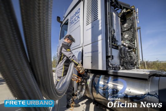 Caminhão Mercedes-Benz abastecido com hidrogênio completa testes