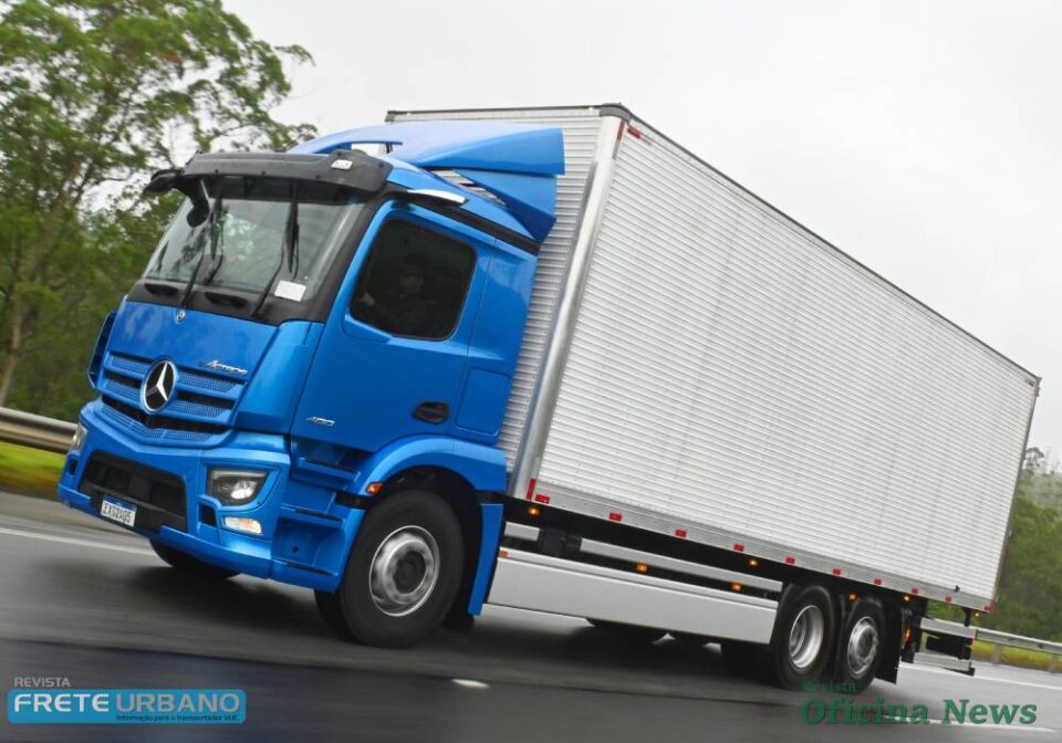 Caminhão elétrico Mercedes-Benz eActros percorre 476 km sem recarga