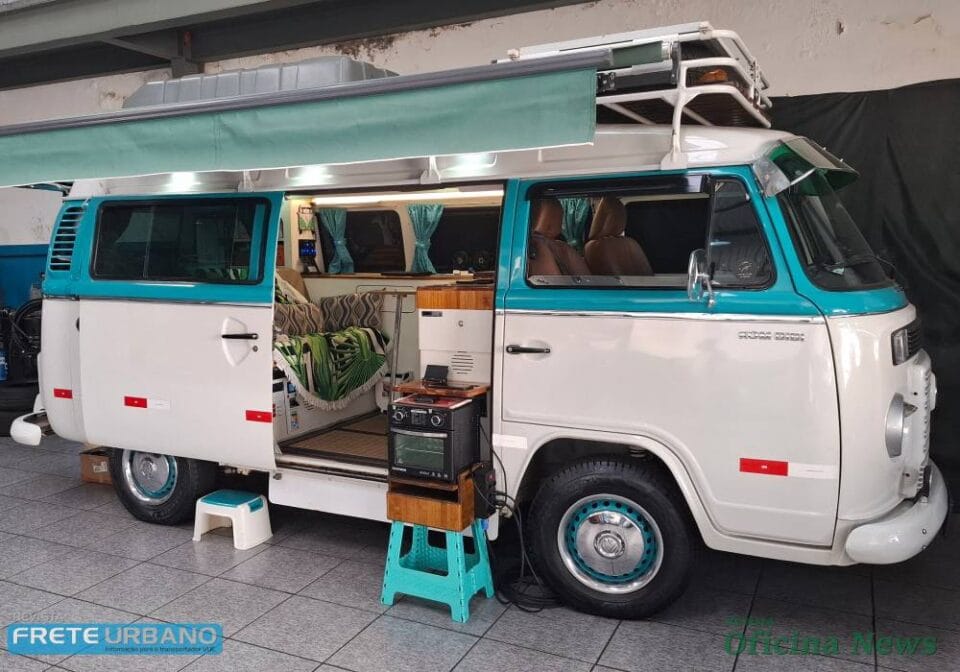 VW Kombi transformada mostra versatilidade para viajar