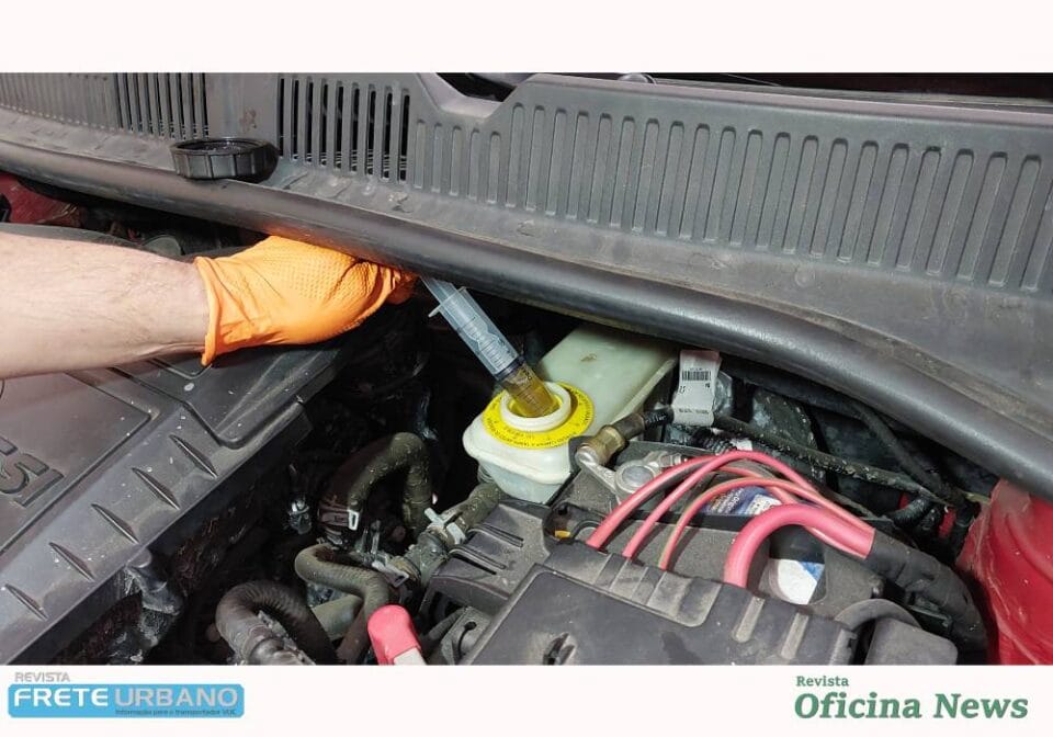 Troca do cilindro mestre deve incluir o reservatório e o fluido de freio